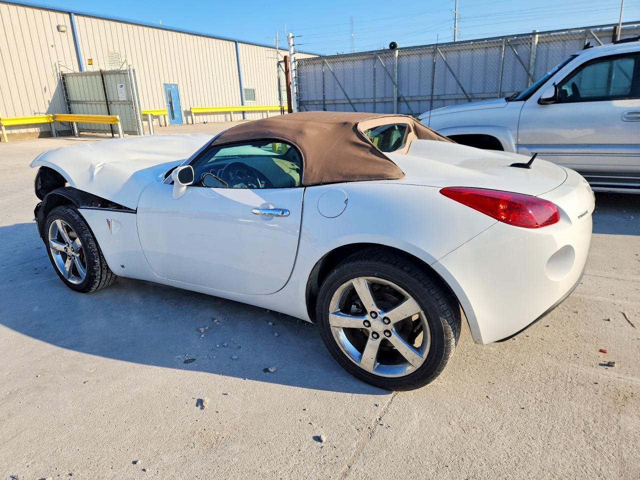 2007 Pontiac Solstice - Image 2