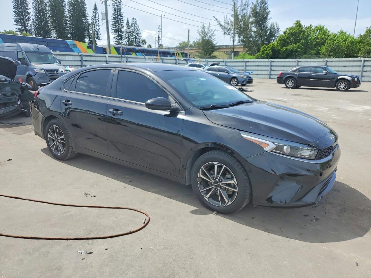 2022 Kia Forte Lxs - Фото 4