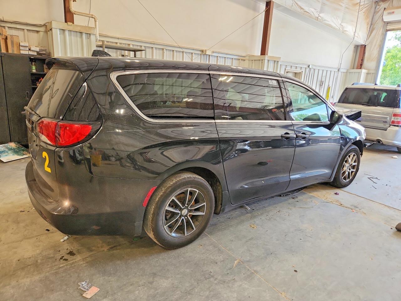 2017 Chrysler Pacifica Touring - Фото 3