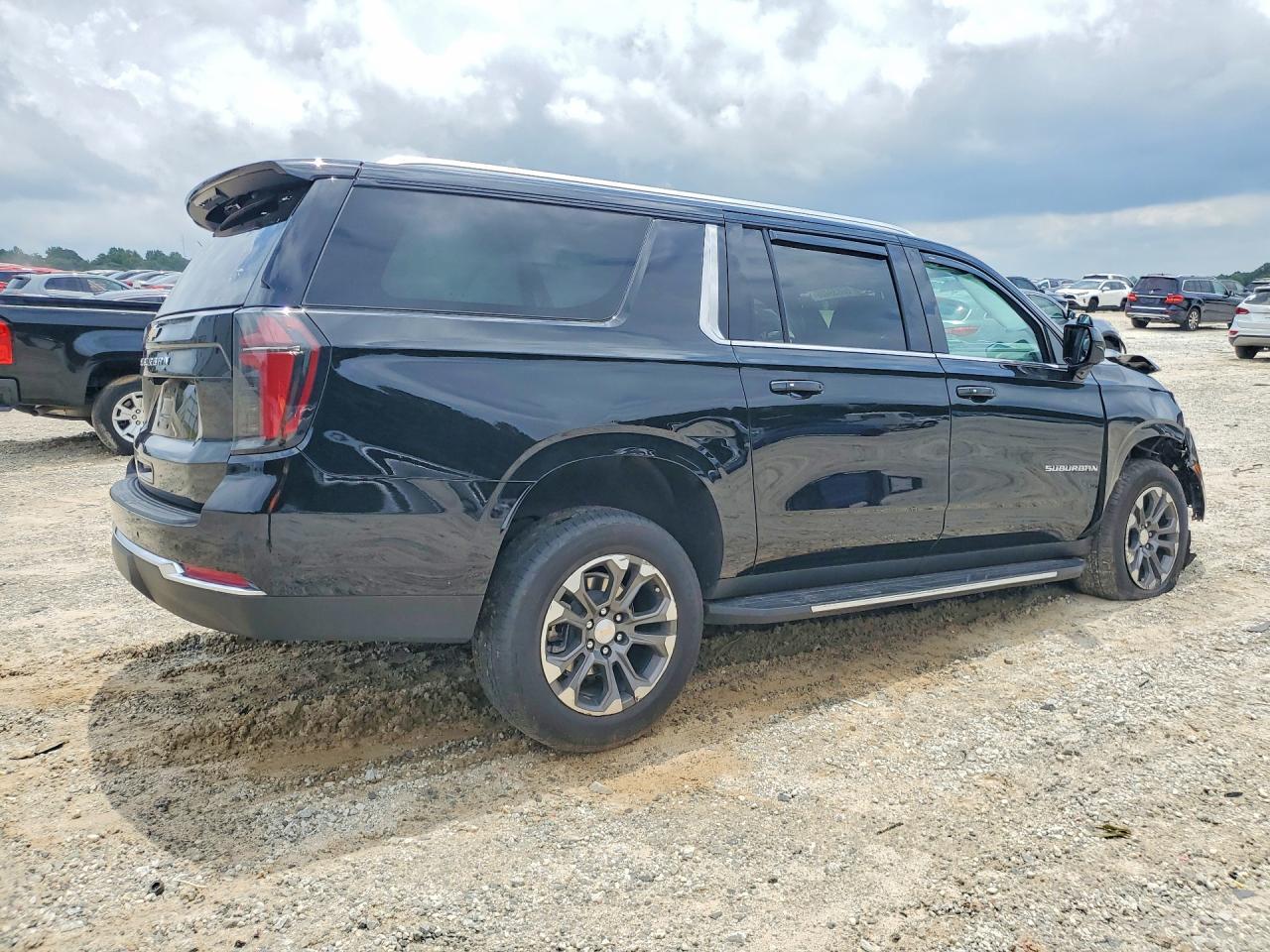 2025 Chevrolet Suburban - Image 3