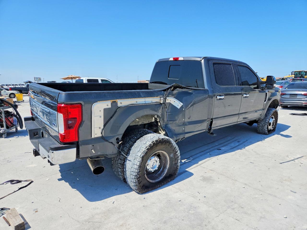 2017 Ford F350 Super Duty - Фото 3