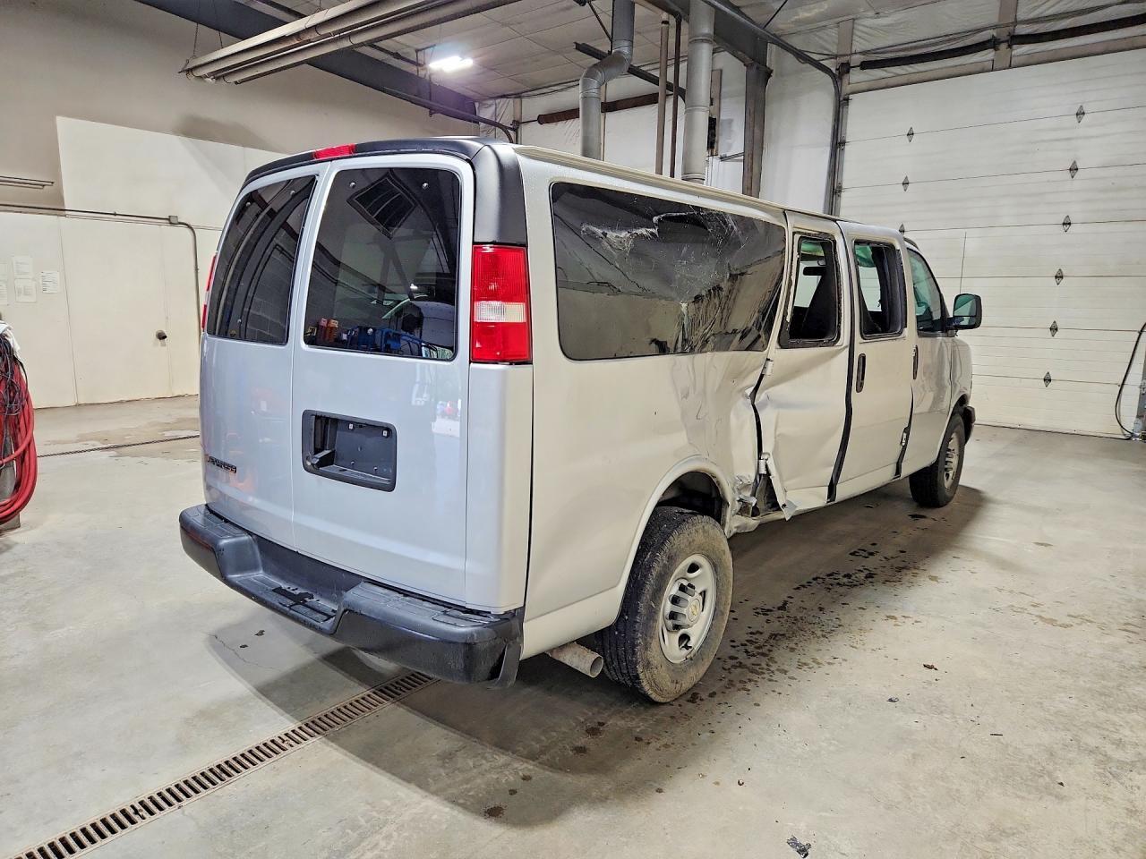 2023 Chevrolet Express G3500 Ls - Фото 3