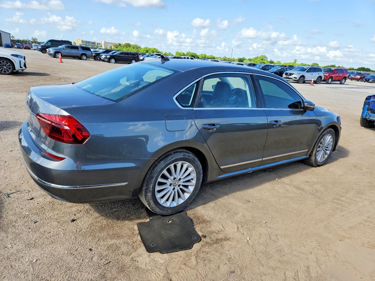 2017 Volkswagen Passat Se - Фото 3