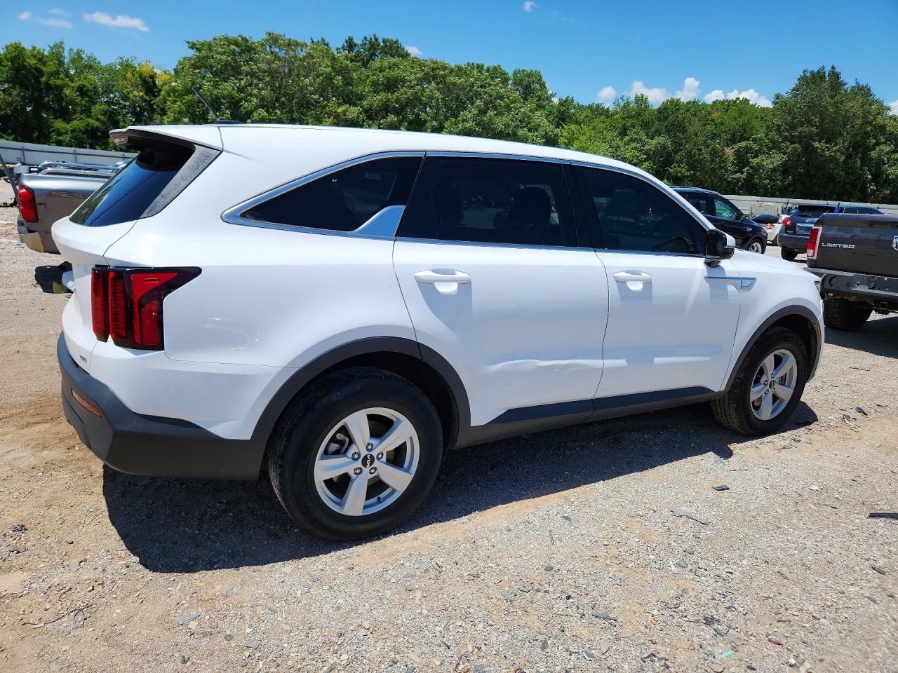 2023 Kia Sorento Lx - Image 3