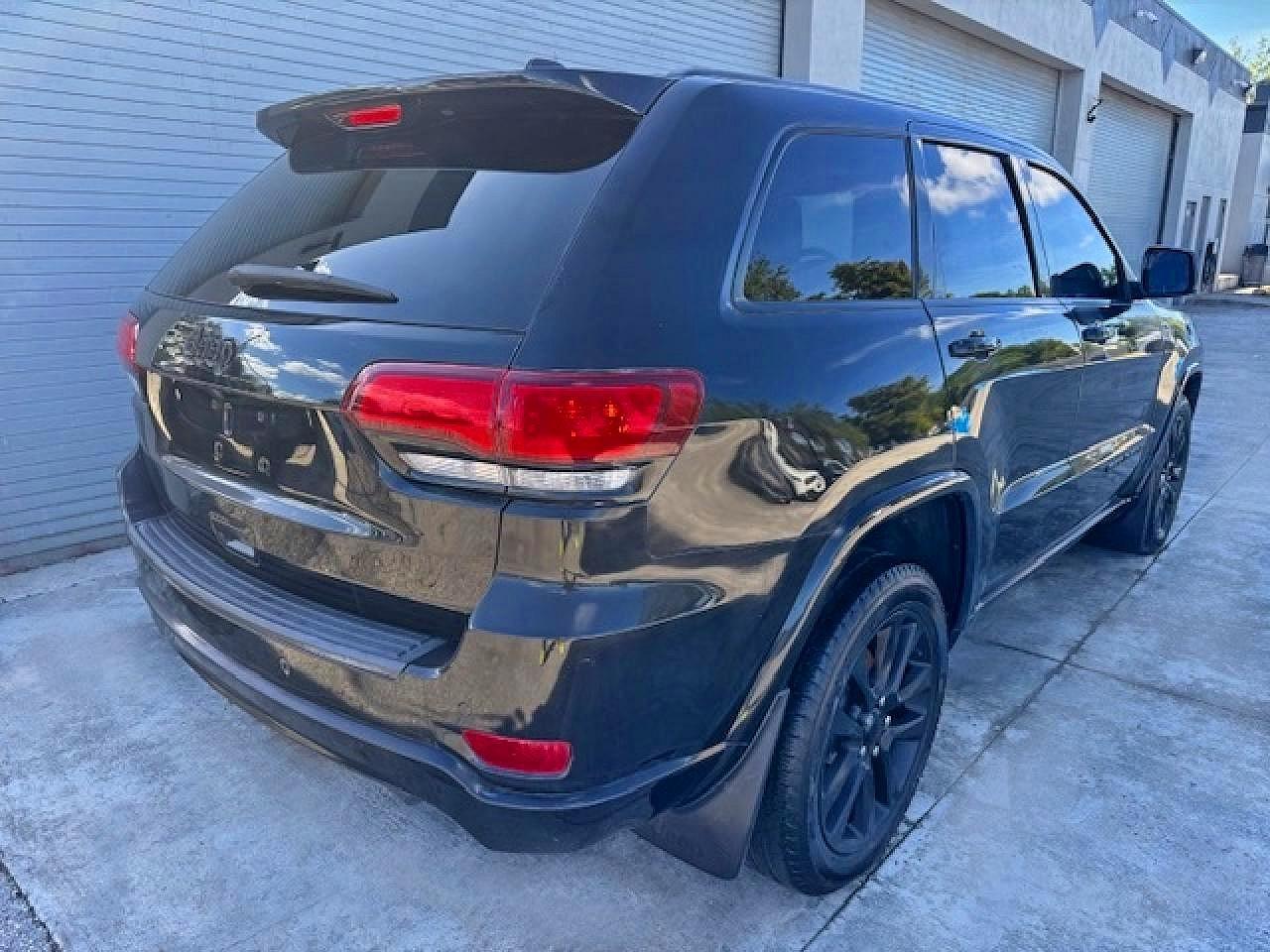 2021 Jeep Grand Cherokee Laredo - Image 3