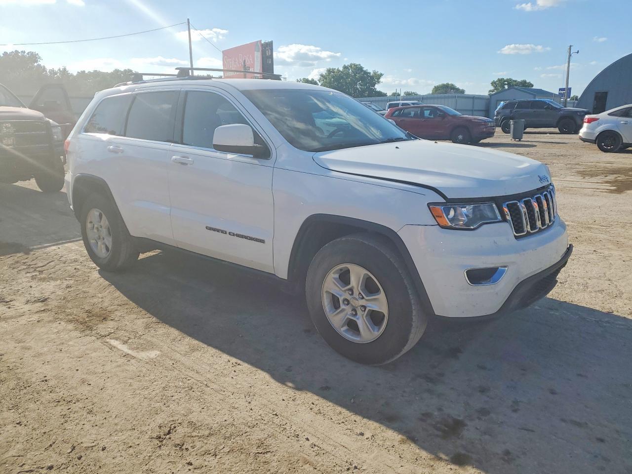 2017 Jeep Grand Cherokee Laredo - Image 4