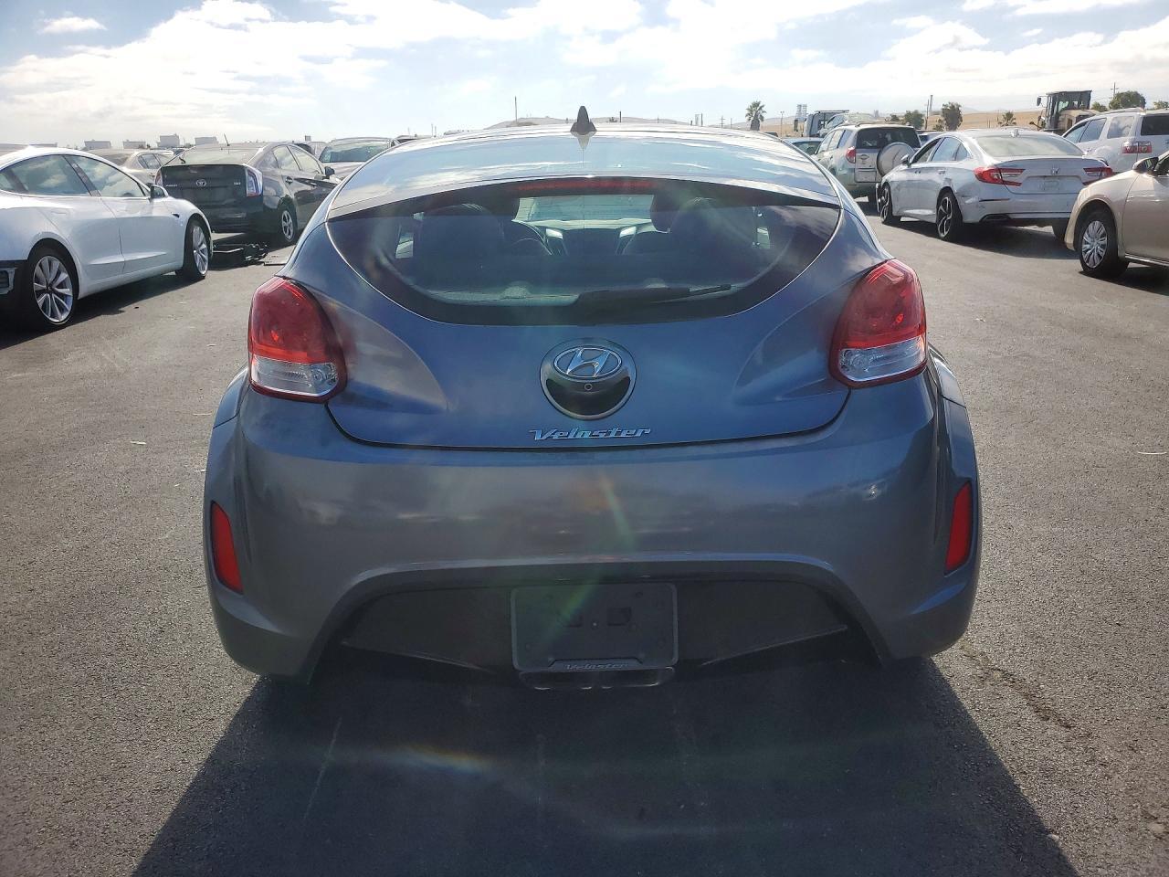 2016 Hyundai Veloster Base - Image 6