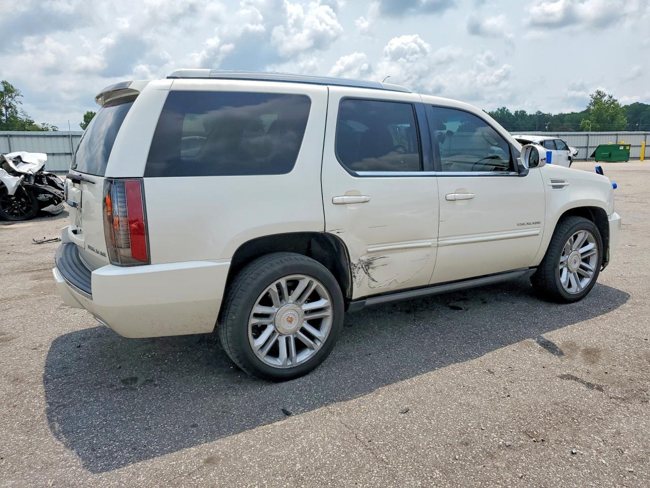 2013 Cadillac Escalade Premium - Image 3