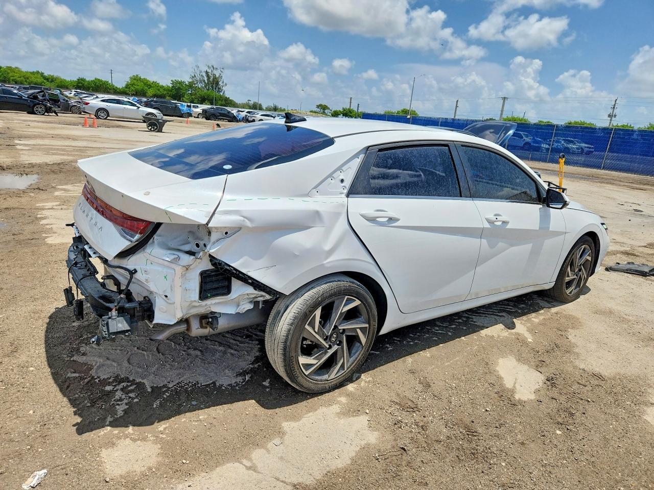 2025 Hyundai Elantra Sel - Image 3