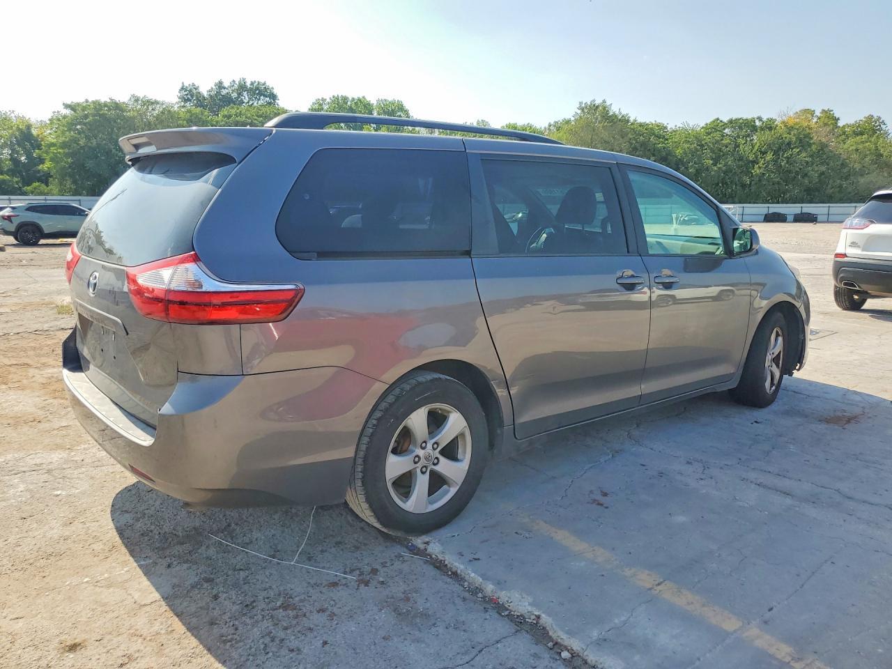 2017 Toyota Sienna Le - Фото 3