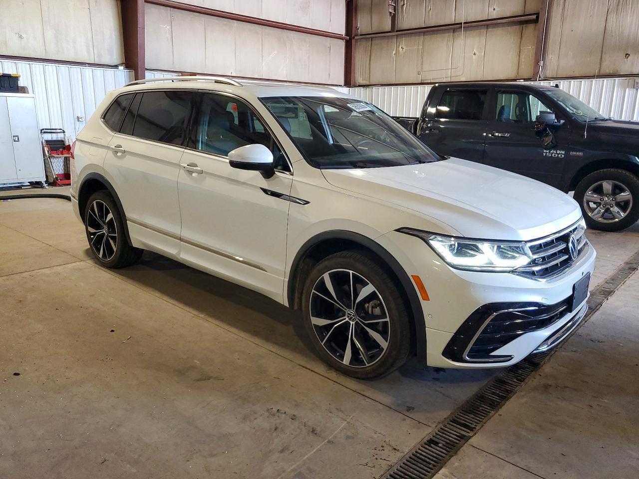 2023 Volkswagen Tiguan Sel R-Line Black - Image 4