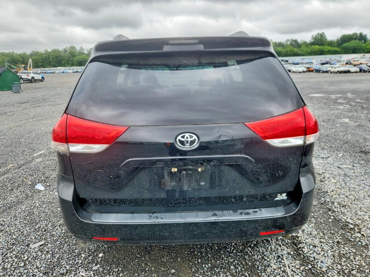 2012 Toyota Sienna Le - Image 6