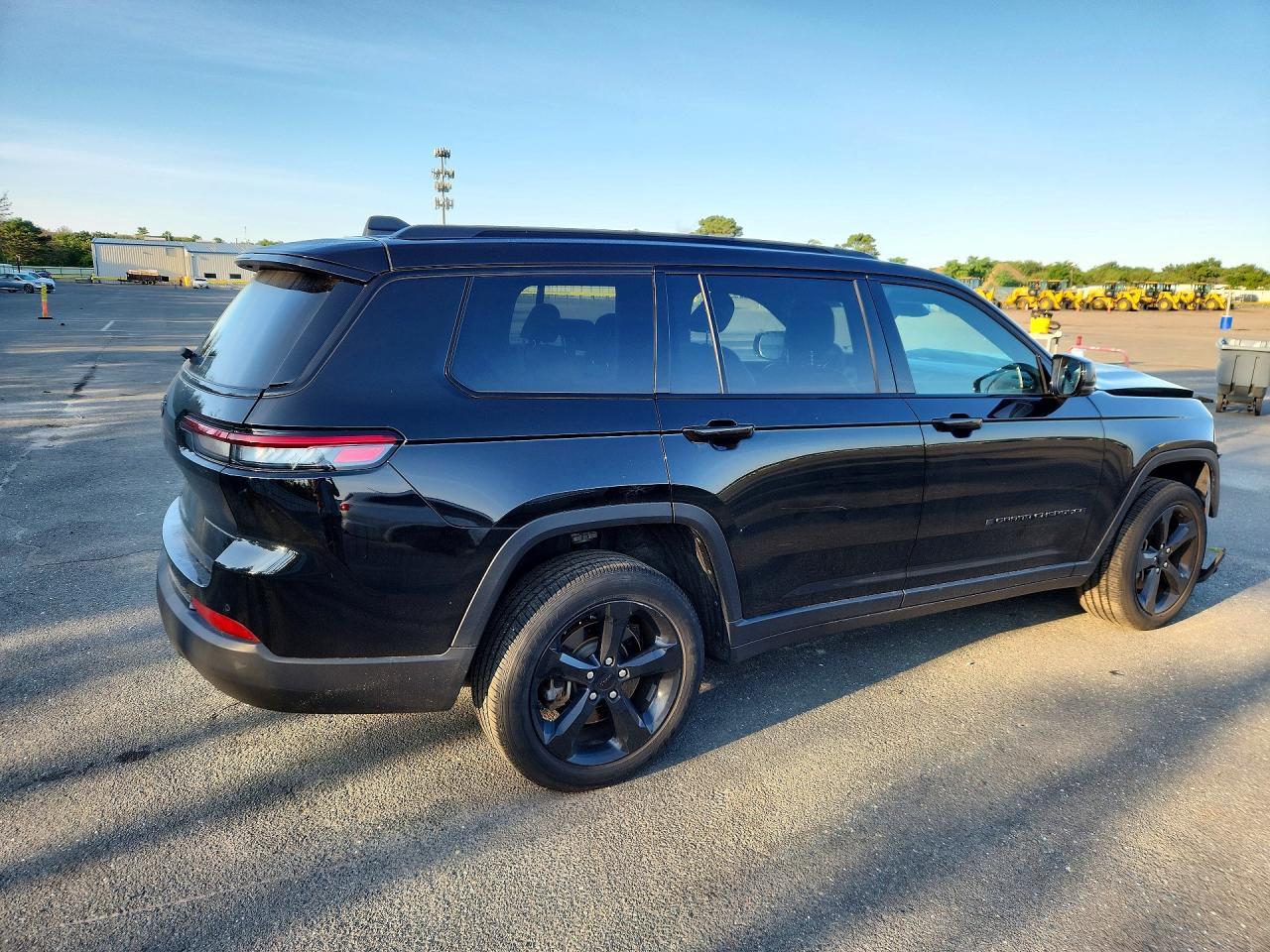 2024 Jeep Grand Cherokee L Laredo - Image 3