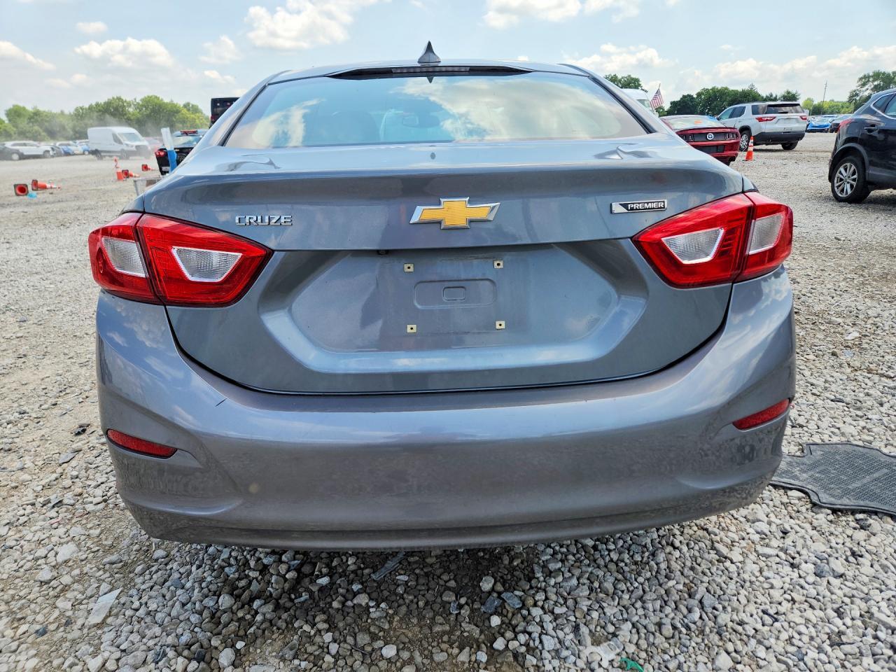 2018 Chevrolet Cruze Premier - Image 6