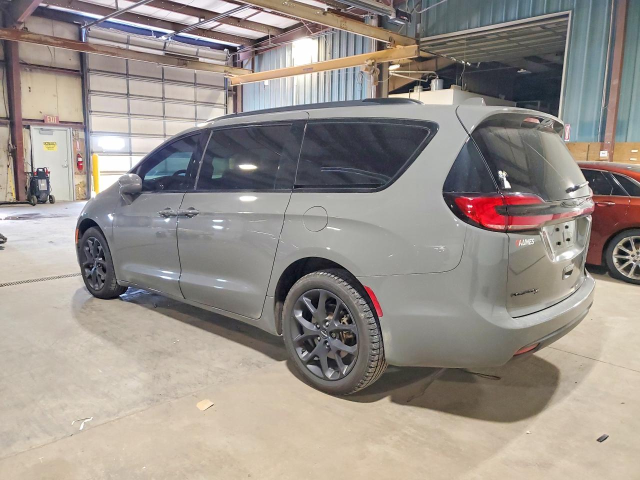 2022 Chrysler Pacifica Touring L - Image 2