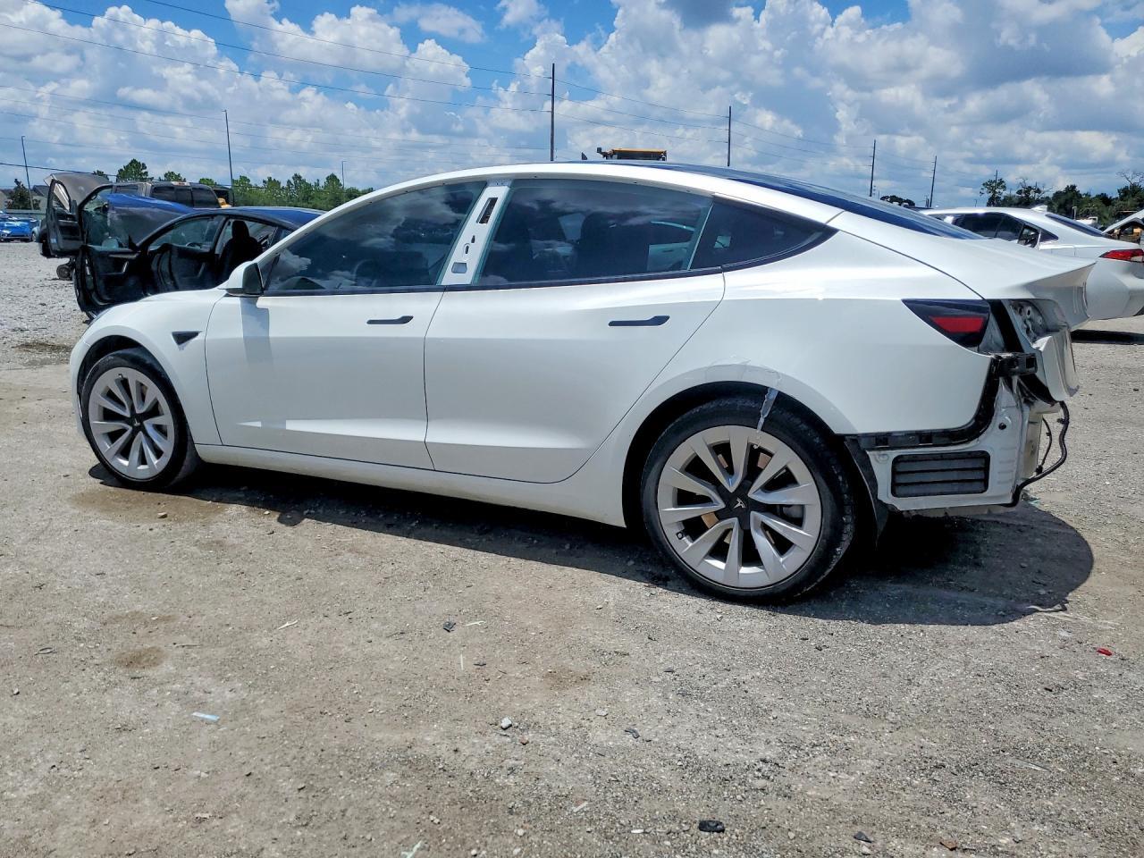 2022 Tesla Model 3 - Фото 2