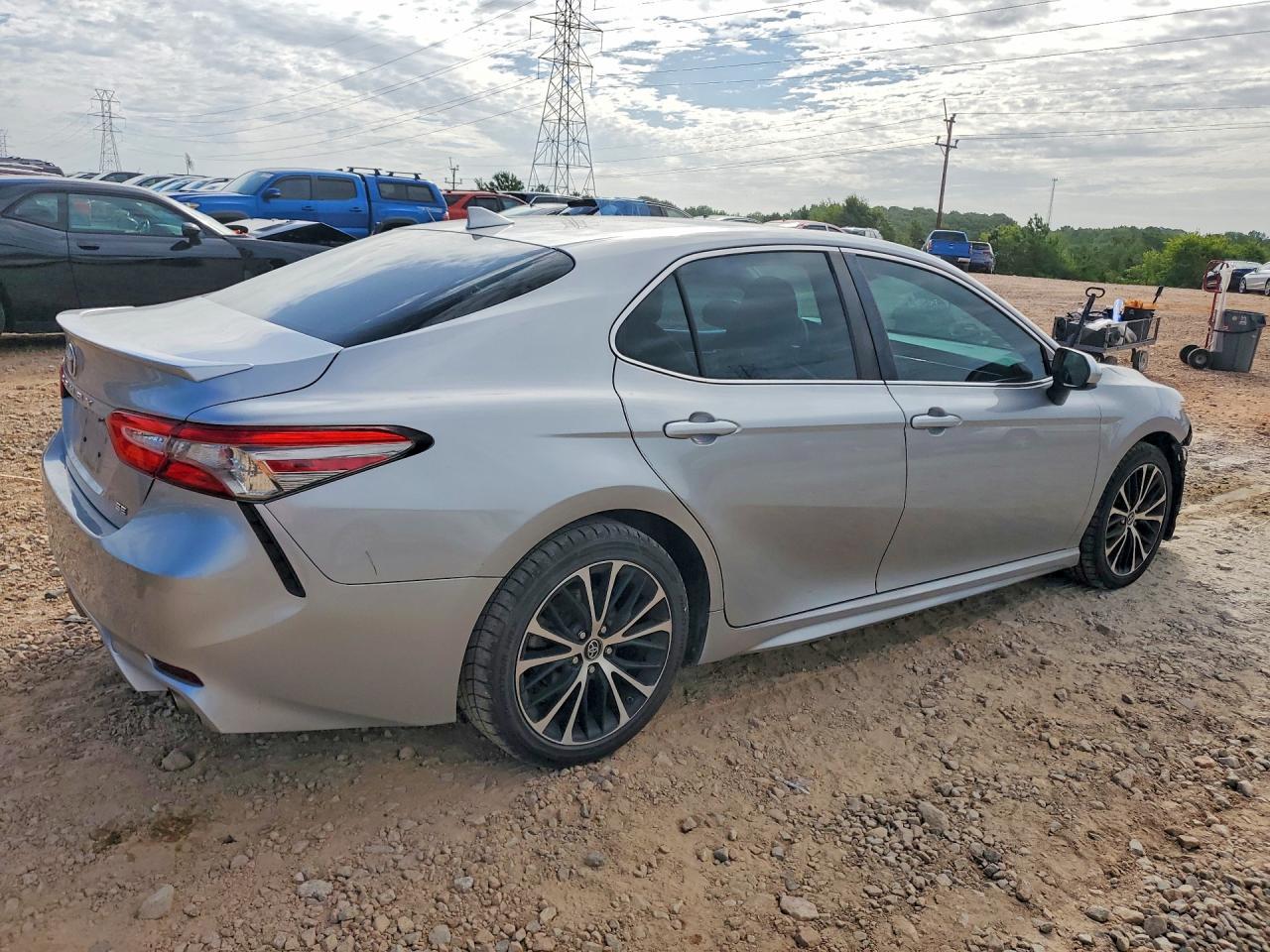 2019 Toyota Camry Se - Фото 3