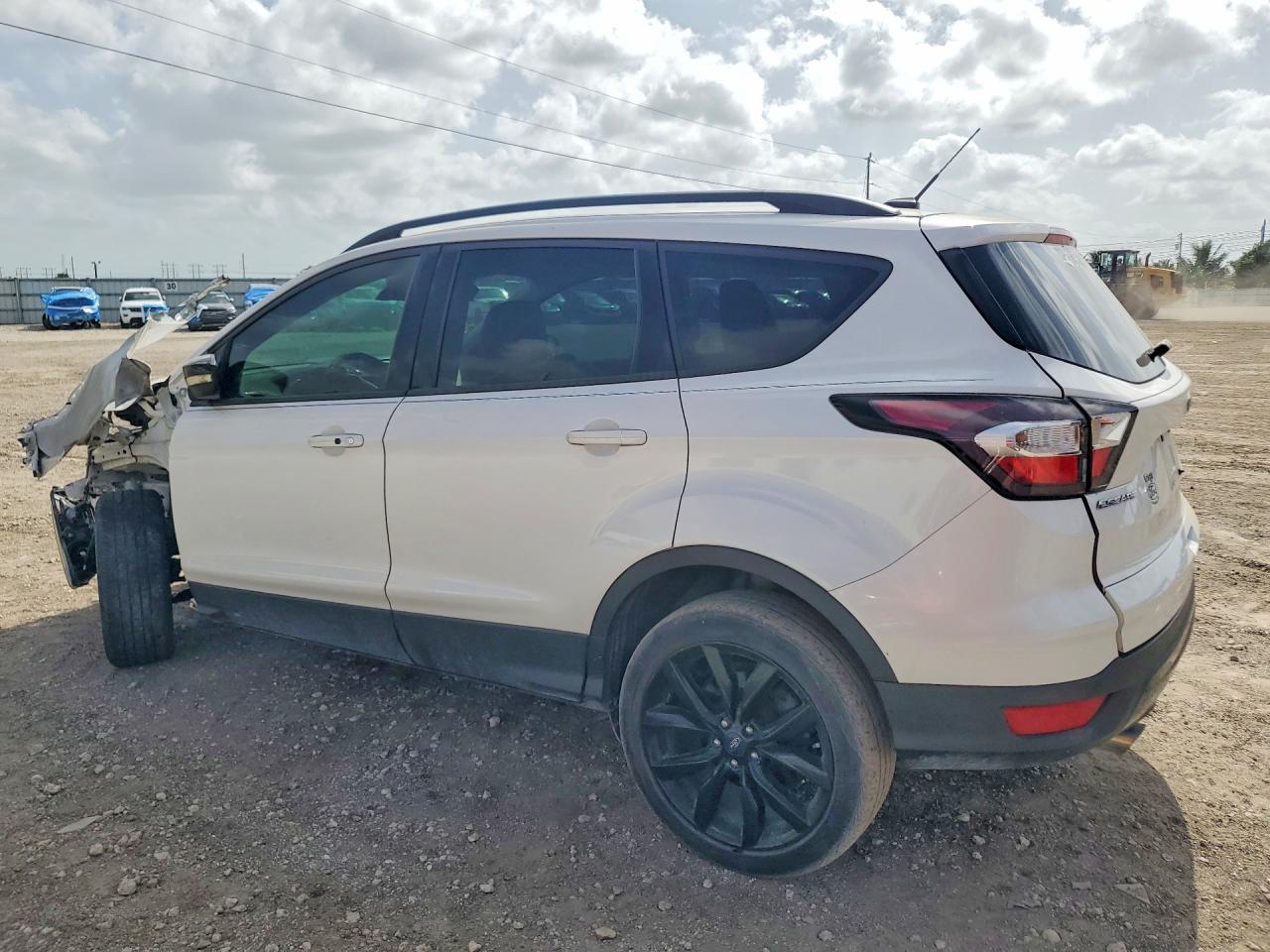 2017 Ford Escape Titanium - Фото 2