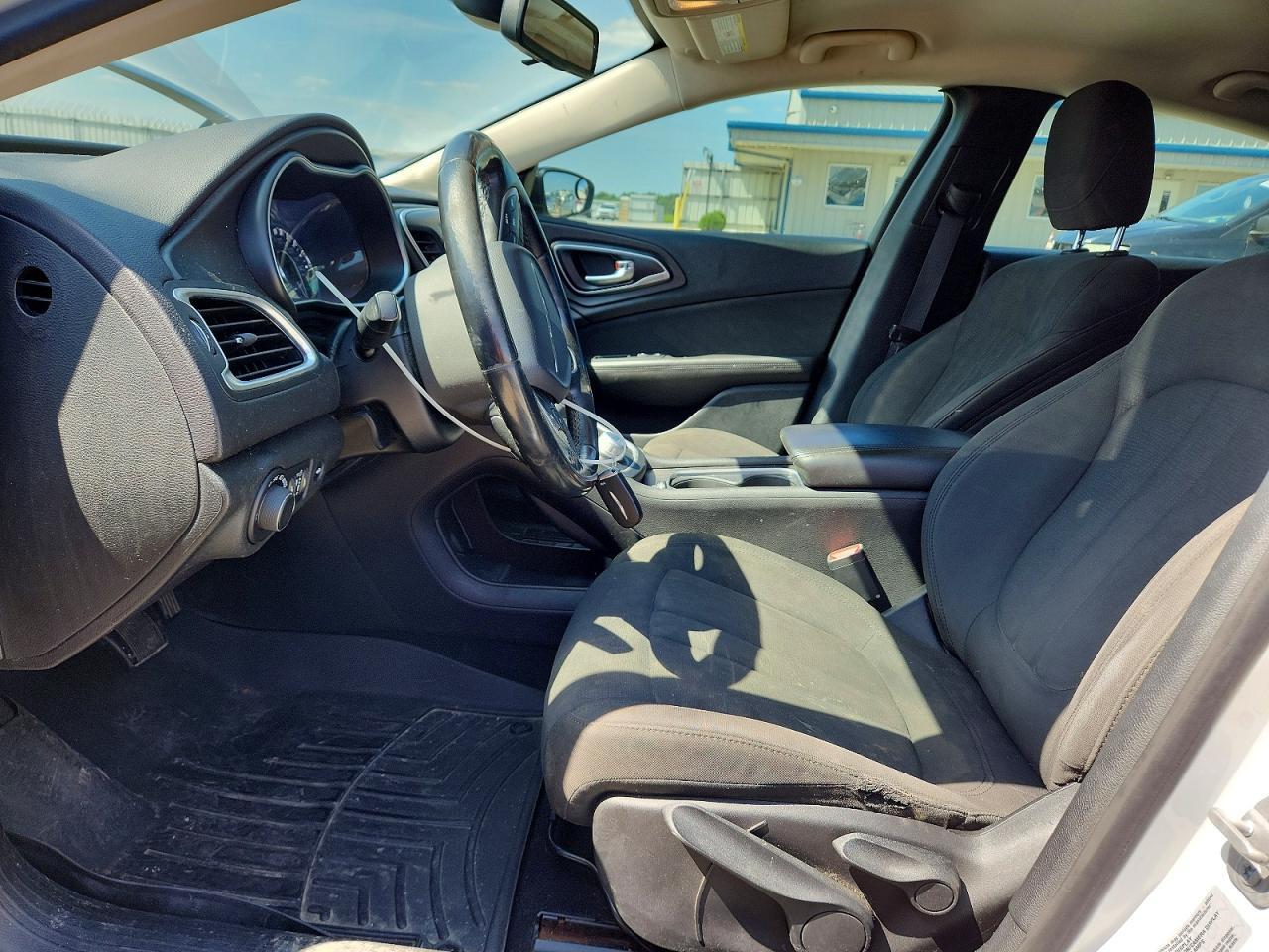 2017 Chrysler 200 Lx - Фото 7