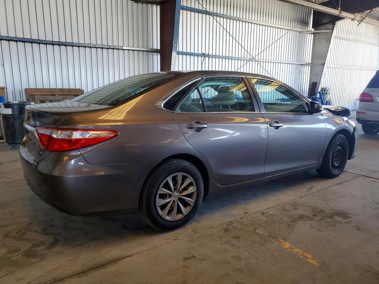 2015 Toyota Camry Le - Фото 3