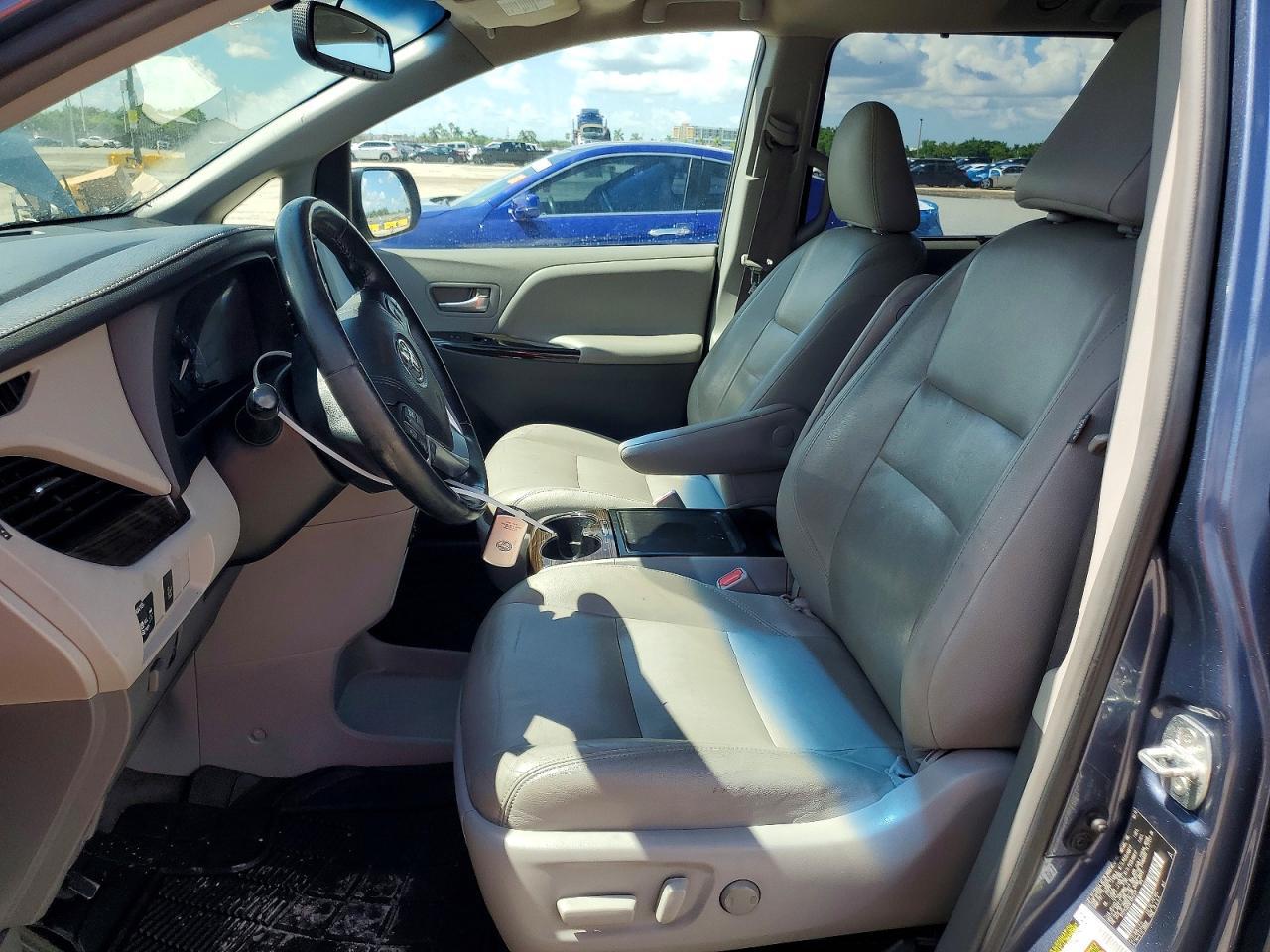 2015 Toyota Sienna Xle 8-Passenger - Image 7