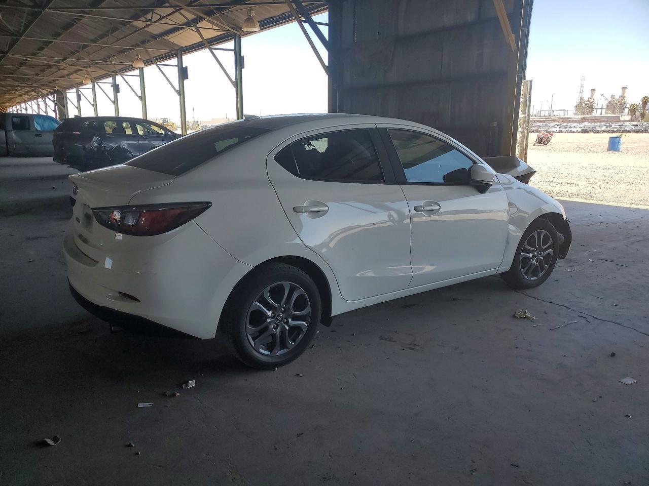 2020 Toyota Yaris Le - Фото 3
