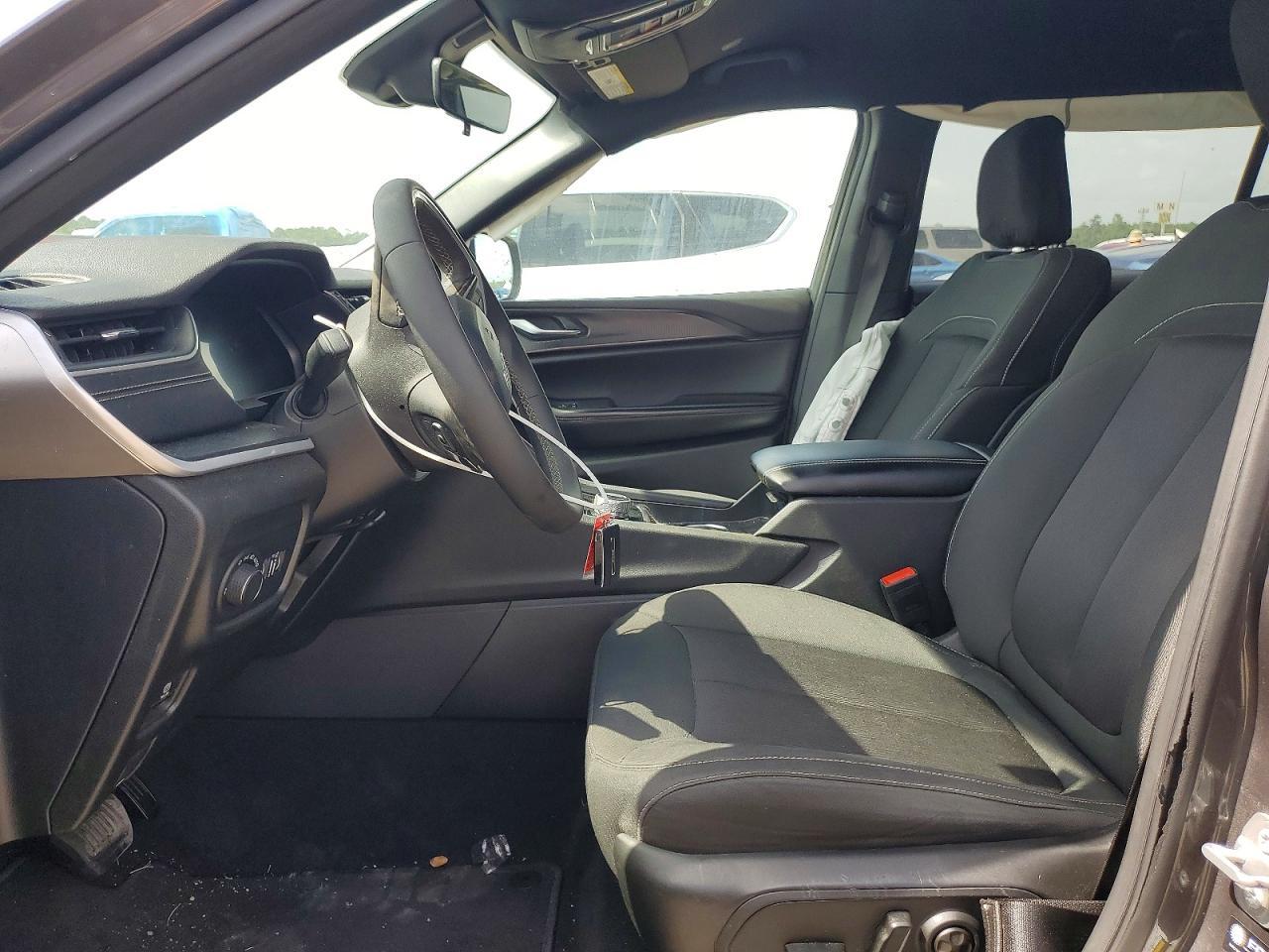 2025 Jeep Grand Cherokee L Laredo - Image 7