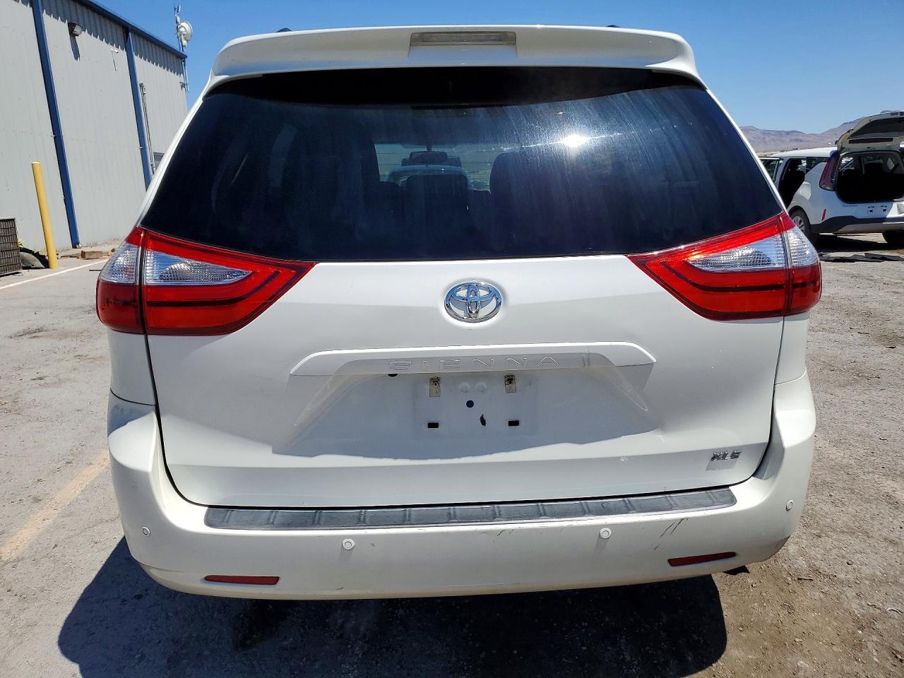 2017 Toyota Sienna Xle 8-Passenger - Фото 6