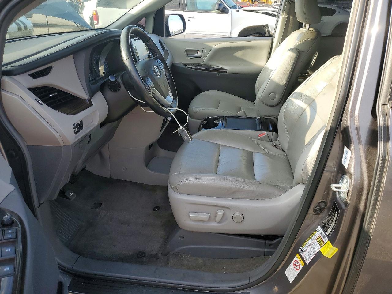 2018 Toyota Sienna Xle Premium 8-Passenger - Image 7