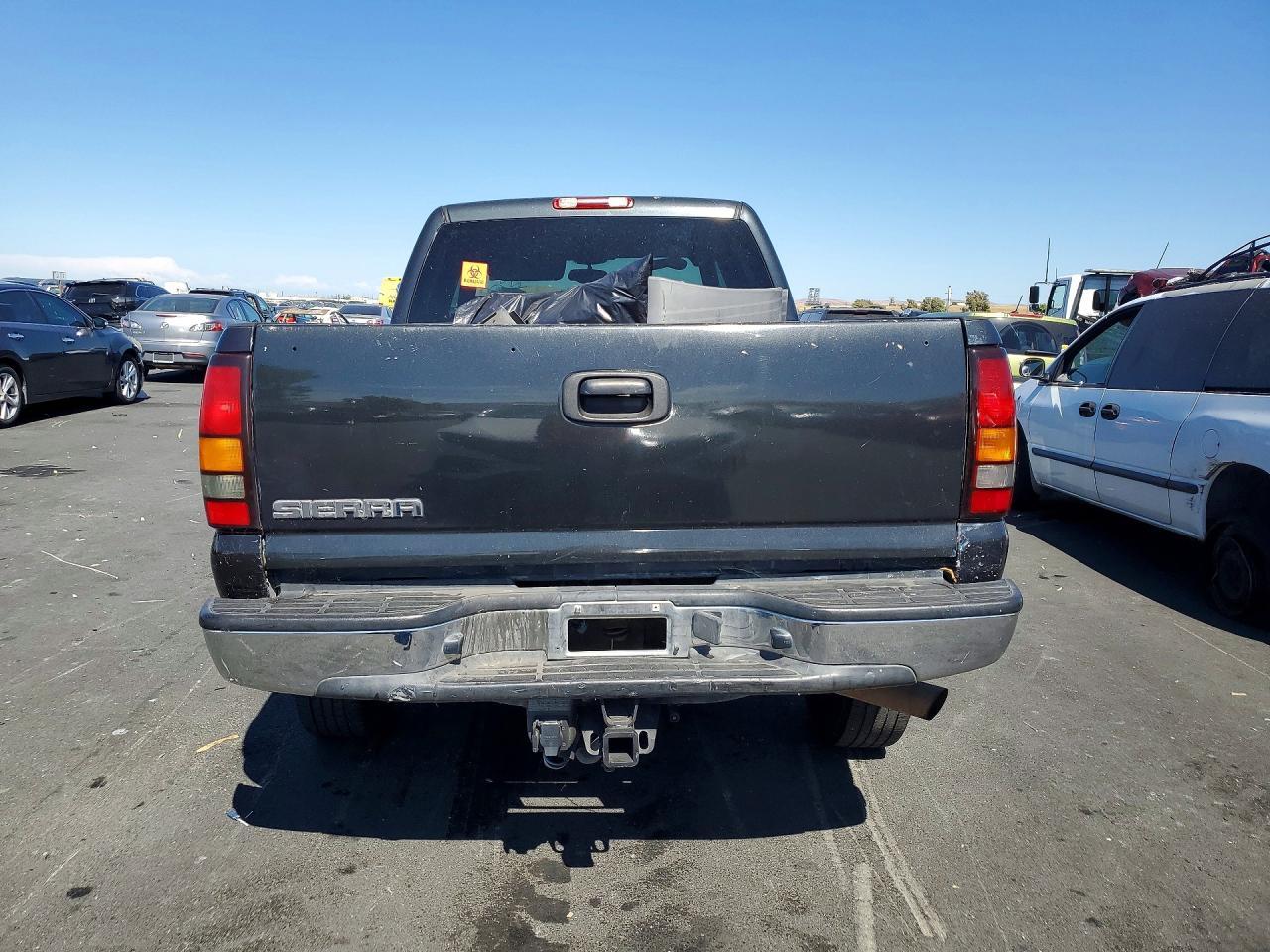 2004 GMC Sierra K2500 Heavy Duty - Image 6