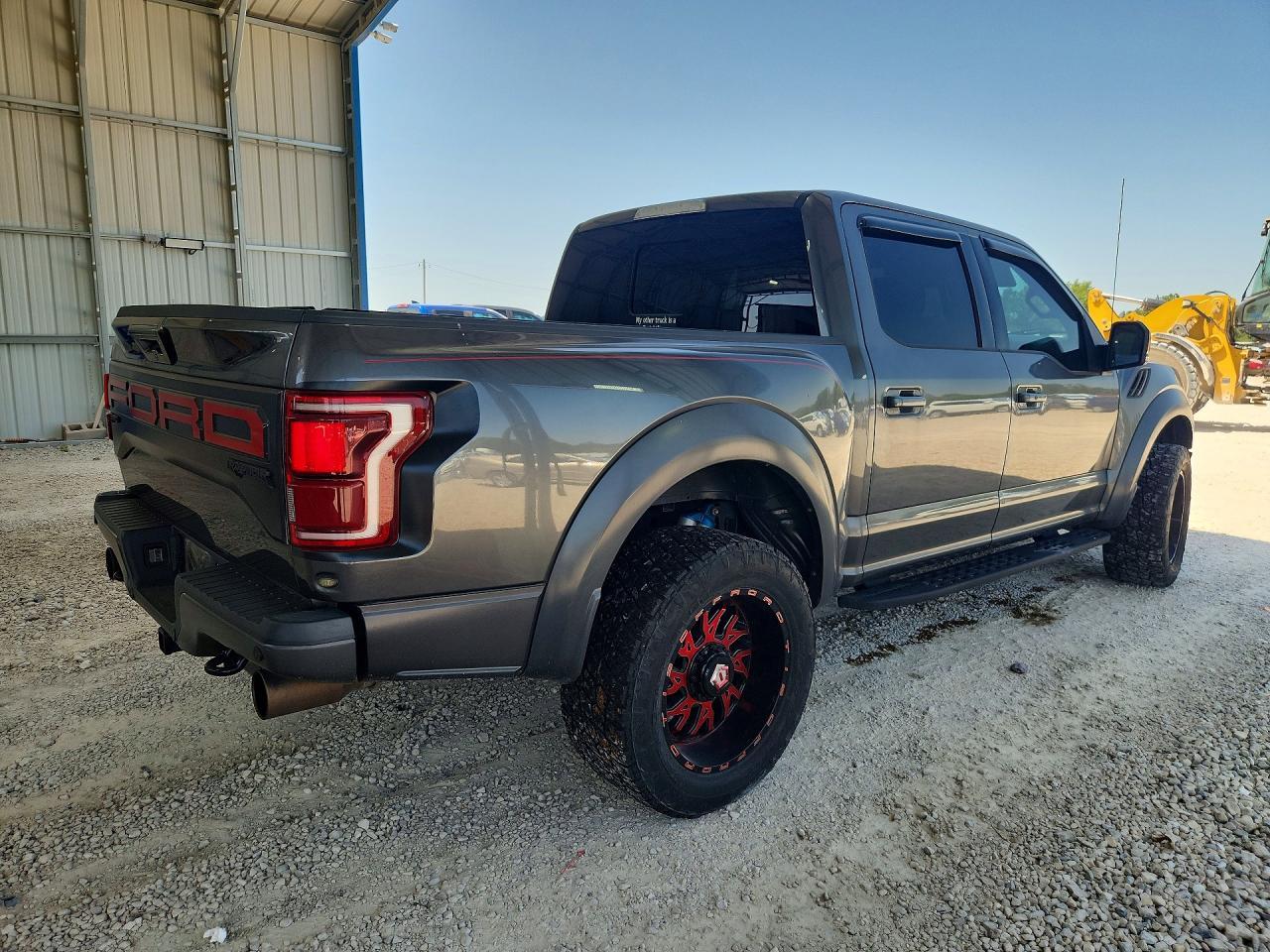 2017 Ford F150 Raptor - Фото 3