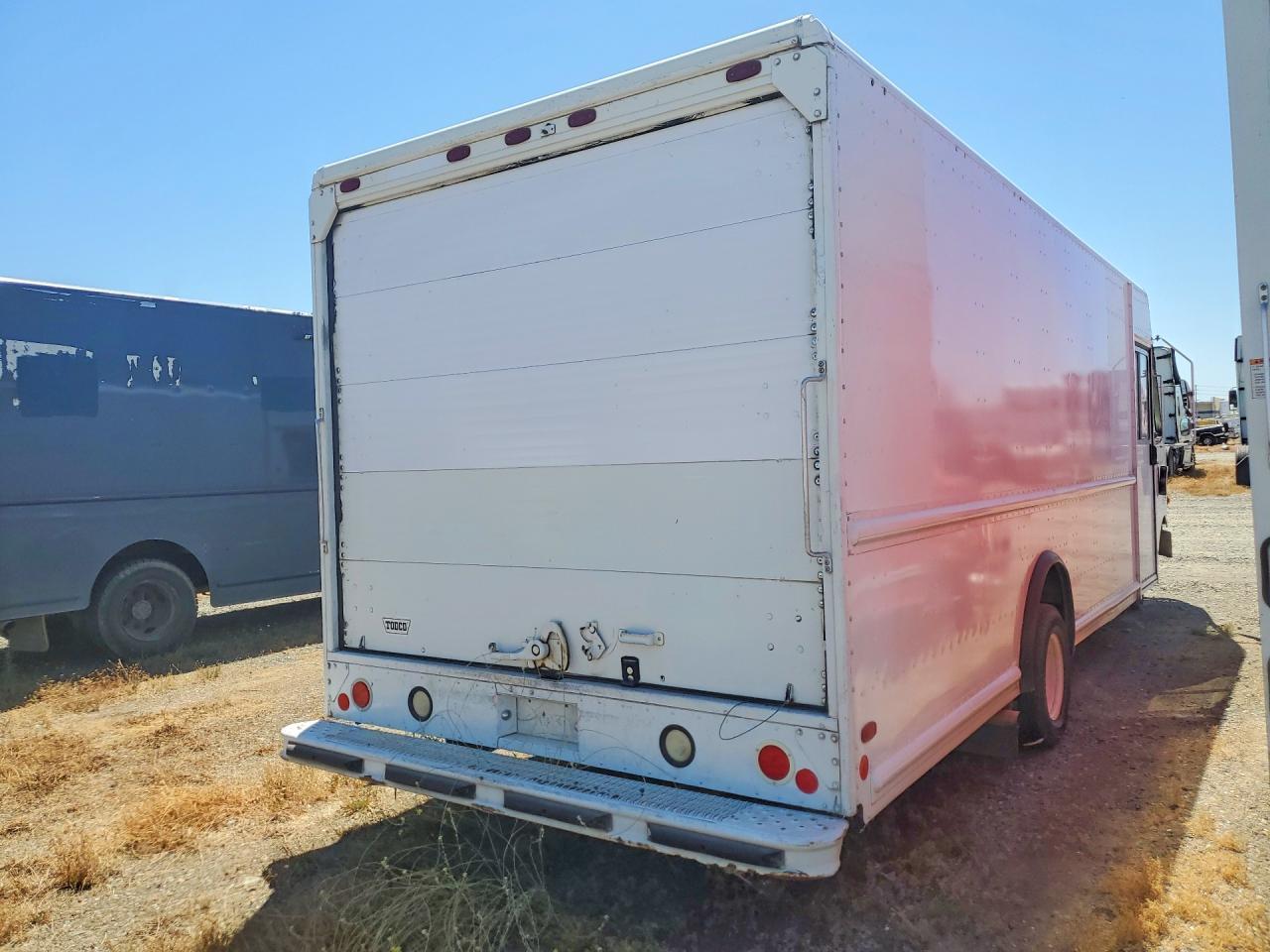 2010 Ford F-59 - Фото 3
