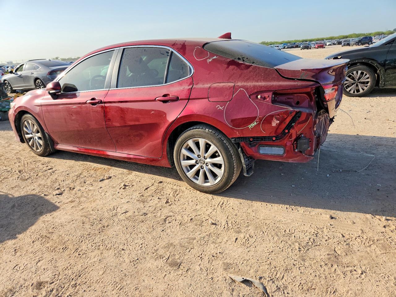 2020 Toyota Camry Le - Фото 2