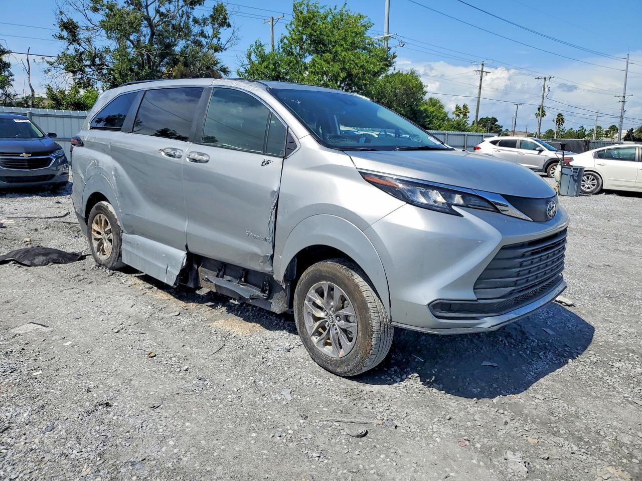 2025 Toyota Sienna Xle 7-Passenger - Image 4