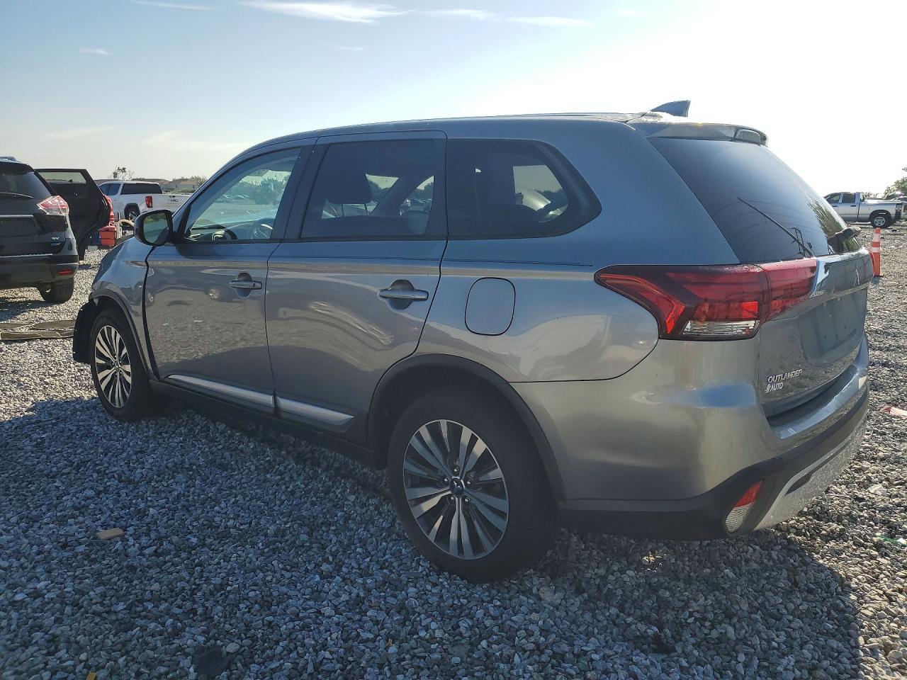 2020 Mitsubishi Outlander Se - Image 2