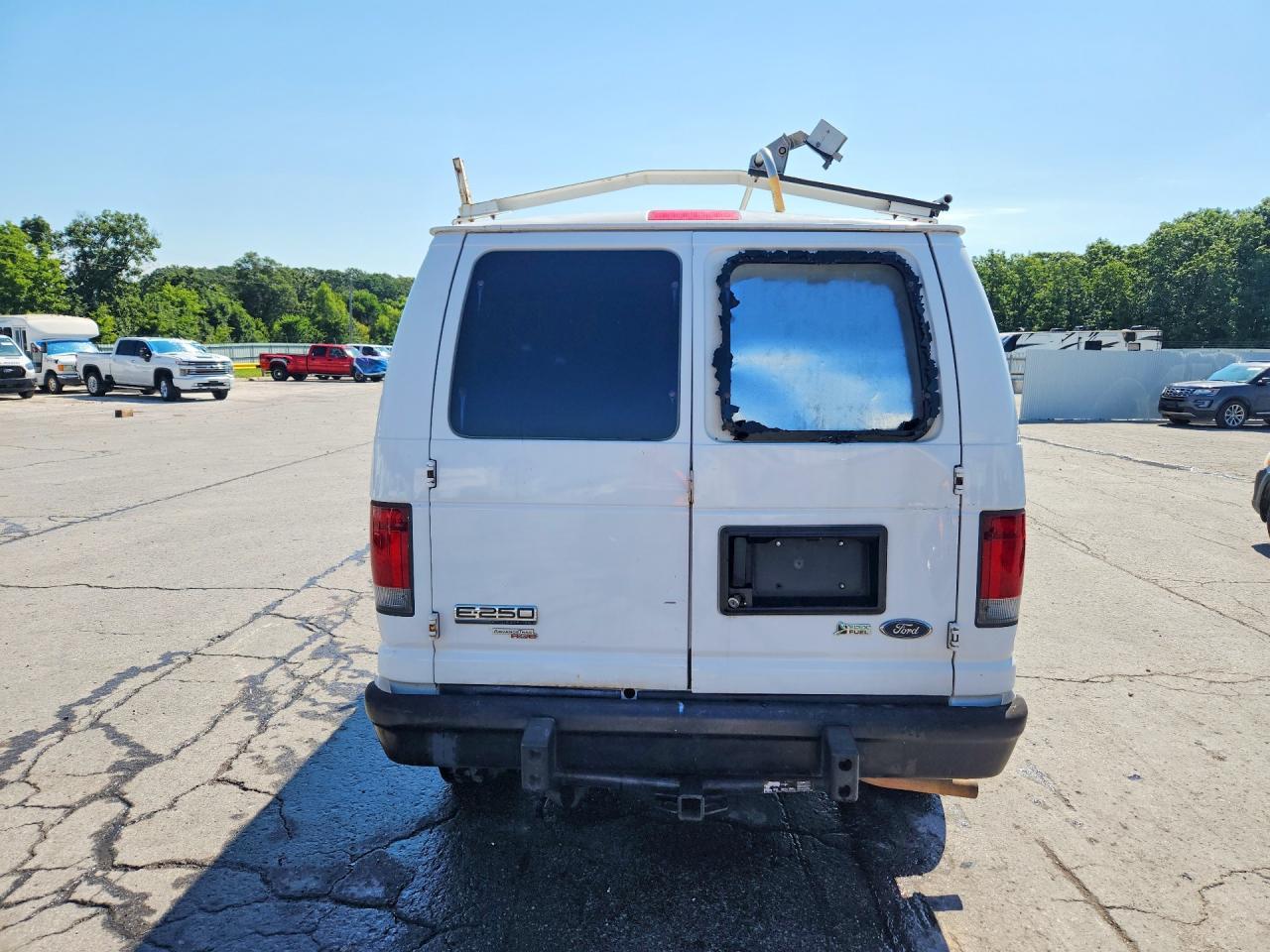 2012 Ford Econoline E250 Van - Фото 6