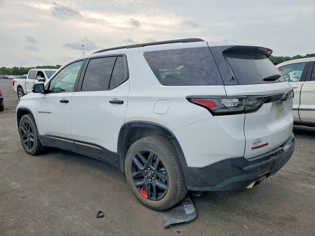 2021 Chevrolet Traverse Premier - Фото 2