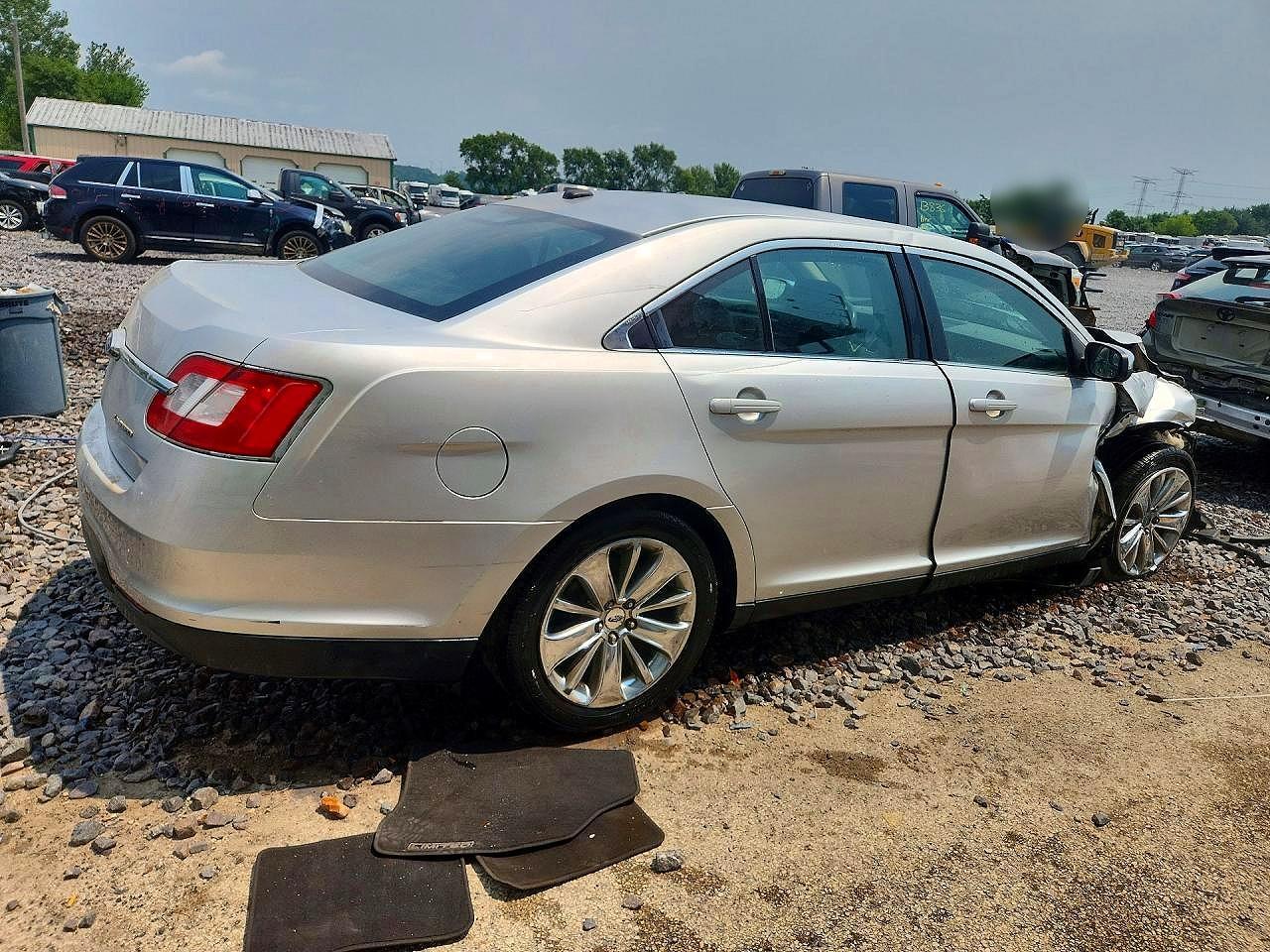 2010 Ford Taurus Limited - Image 3