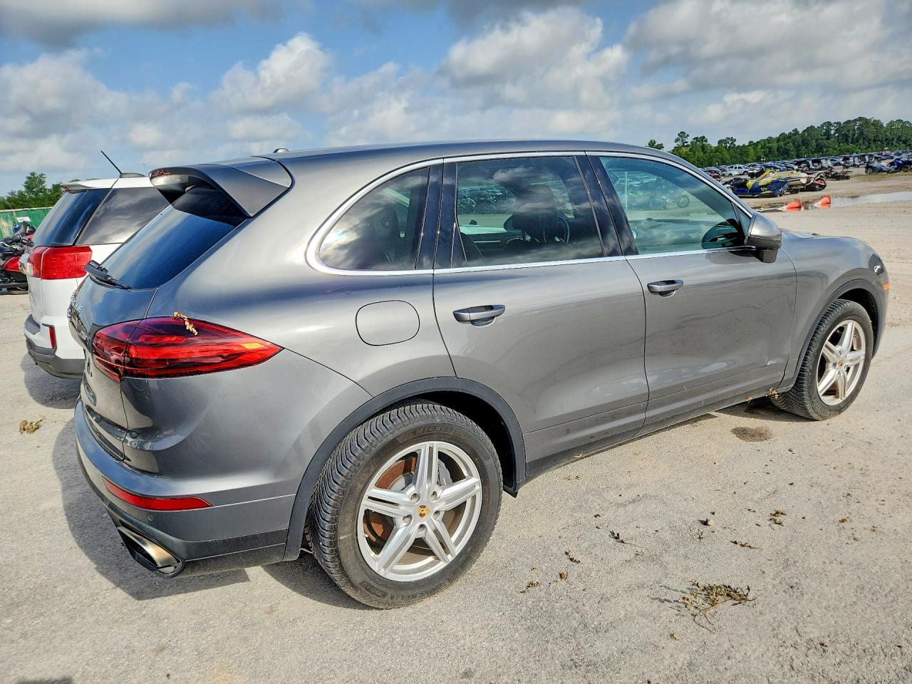 2016 Porsche Cayenne - Image 3