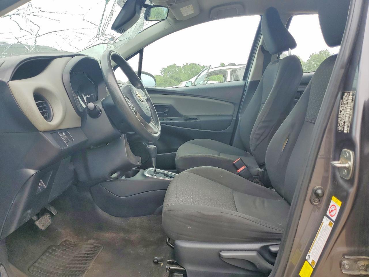 2017 Toyota Yaris 5-Door L - Фото 7