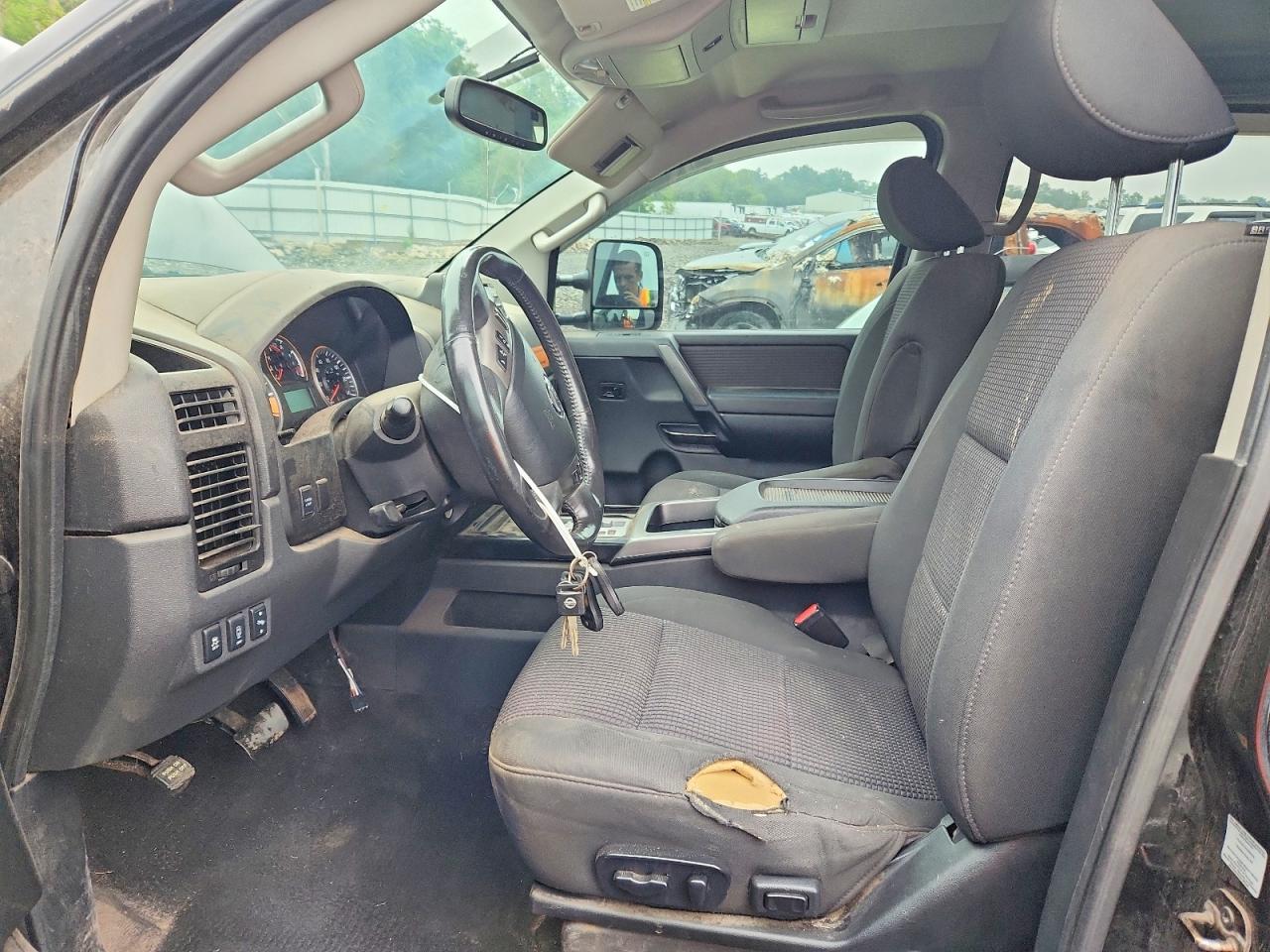 2014 Nissan Titan - Image 7
