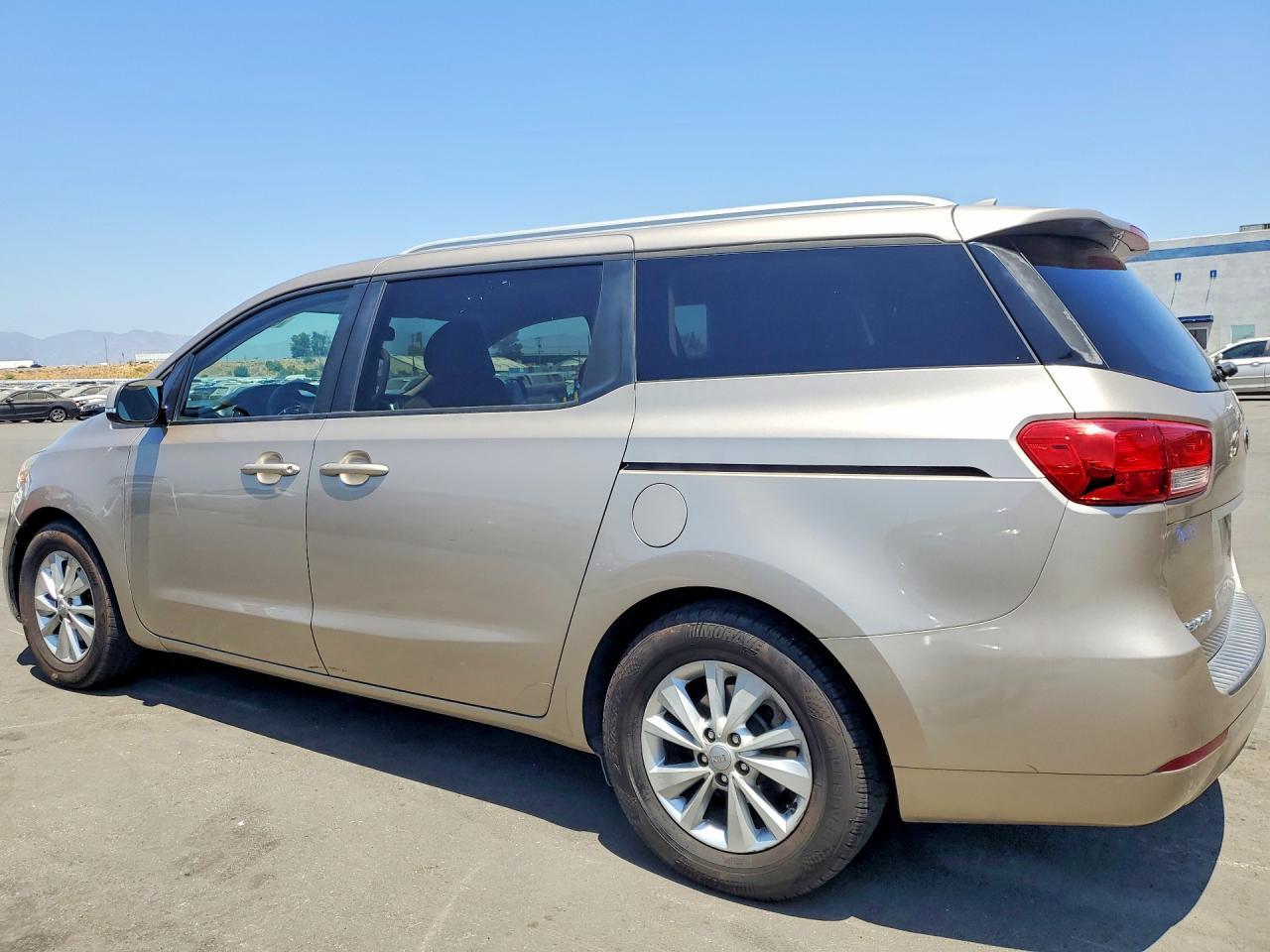 2016 Kia Sedona Lx - Фото 2