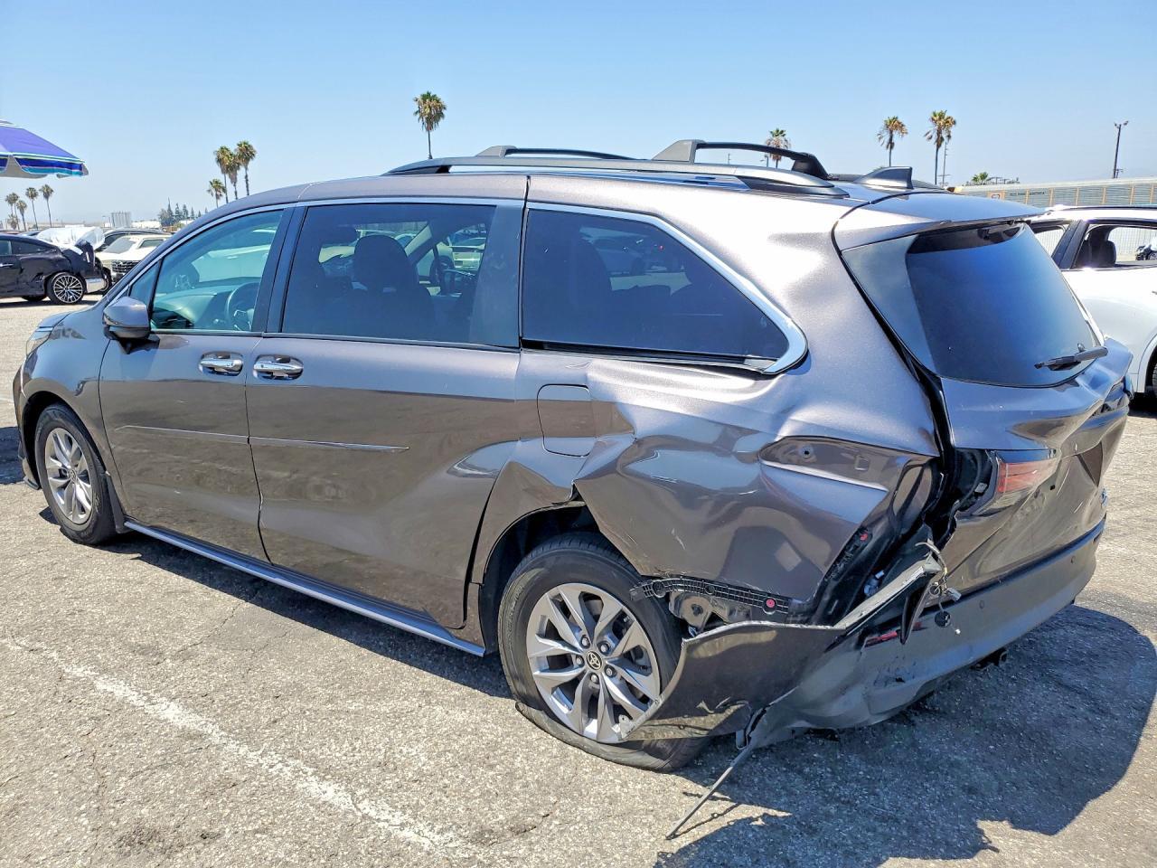 2022 Toyota Sienna Xle - Фото 2