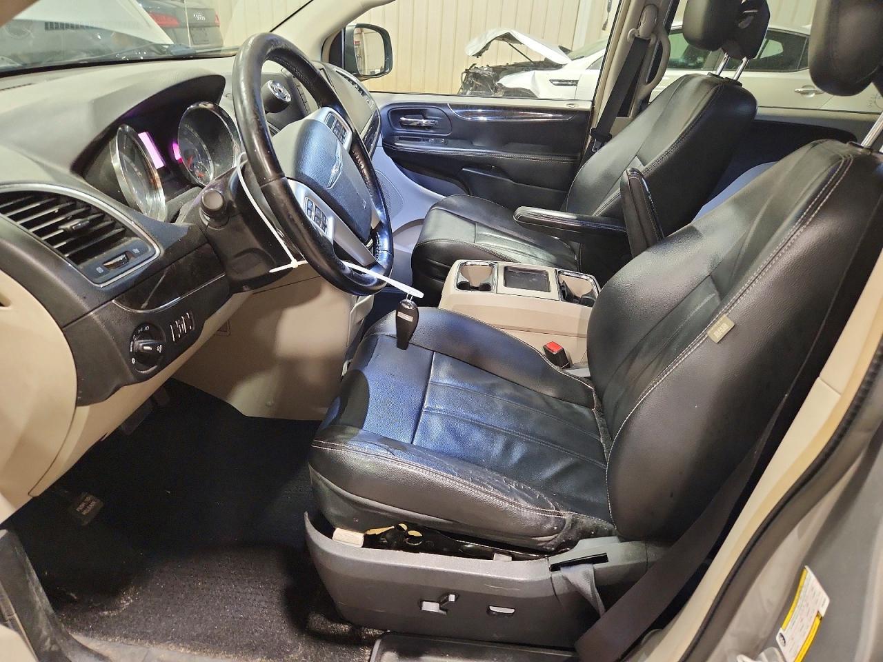 2014 Chrysler Town & Country Touring - Фото 7