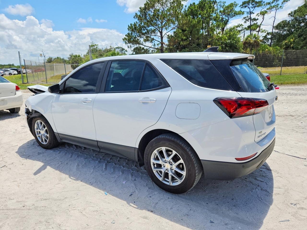 2022 Chevrolet Equinox Ls - Image 2