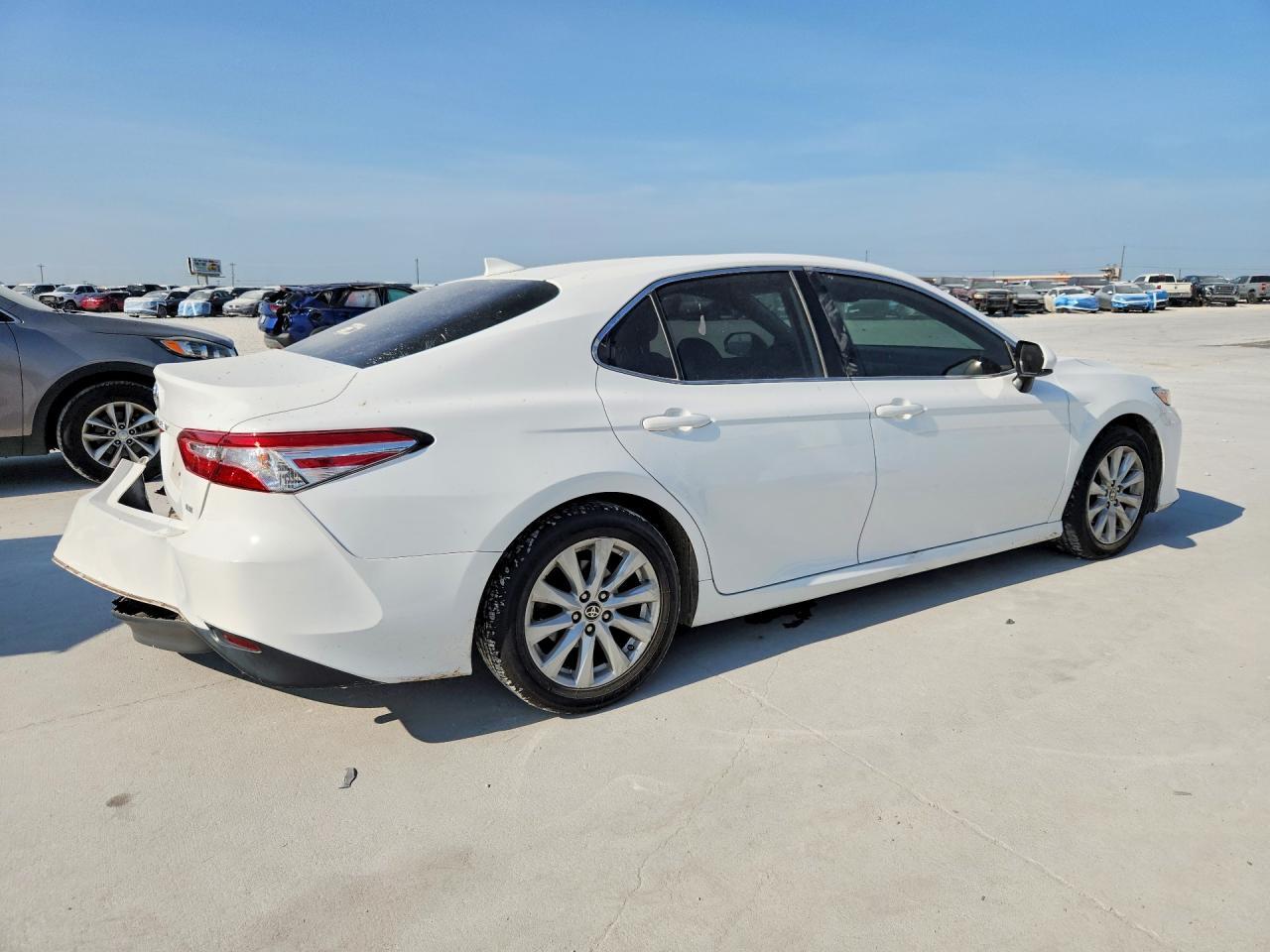 2020 Toyota Camry Le - Фото 3