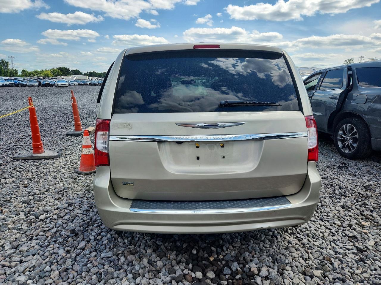2014 Chrysler Town & Country Touring - Image 6