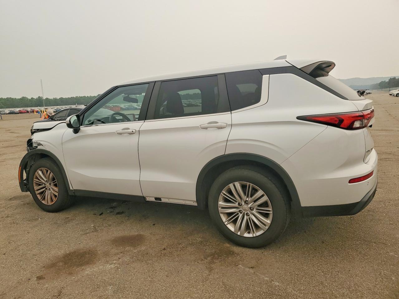 2022 Mitsubishi Outlander Es - Image 2