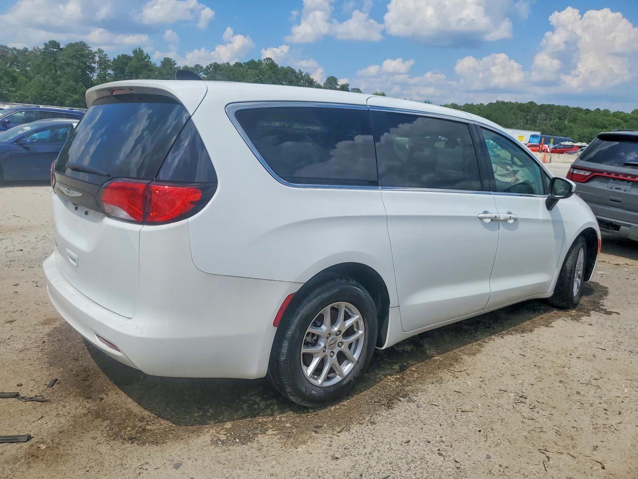 2022 Chrysler Voyager Lx - Фото 3