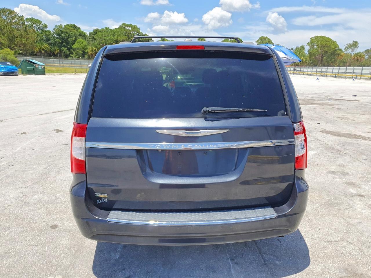 2014 Chrysler Town & Country Touring - Image 6